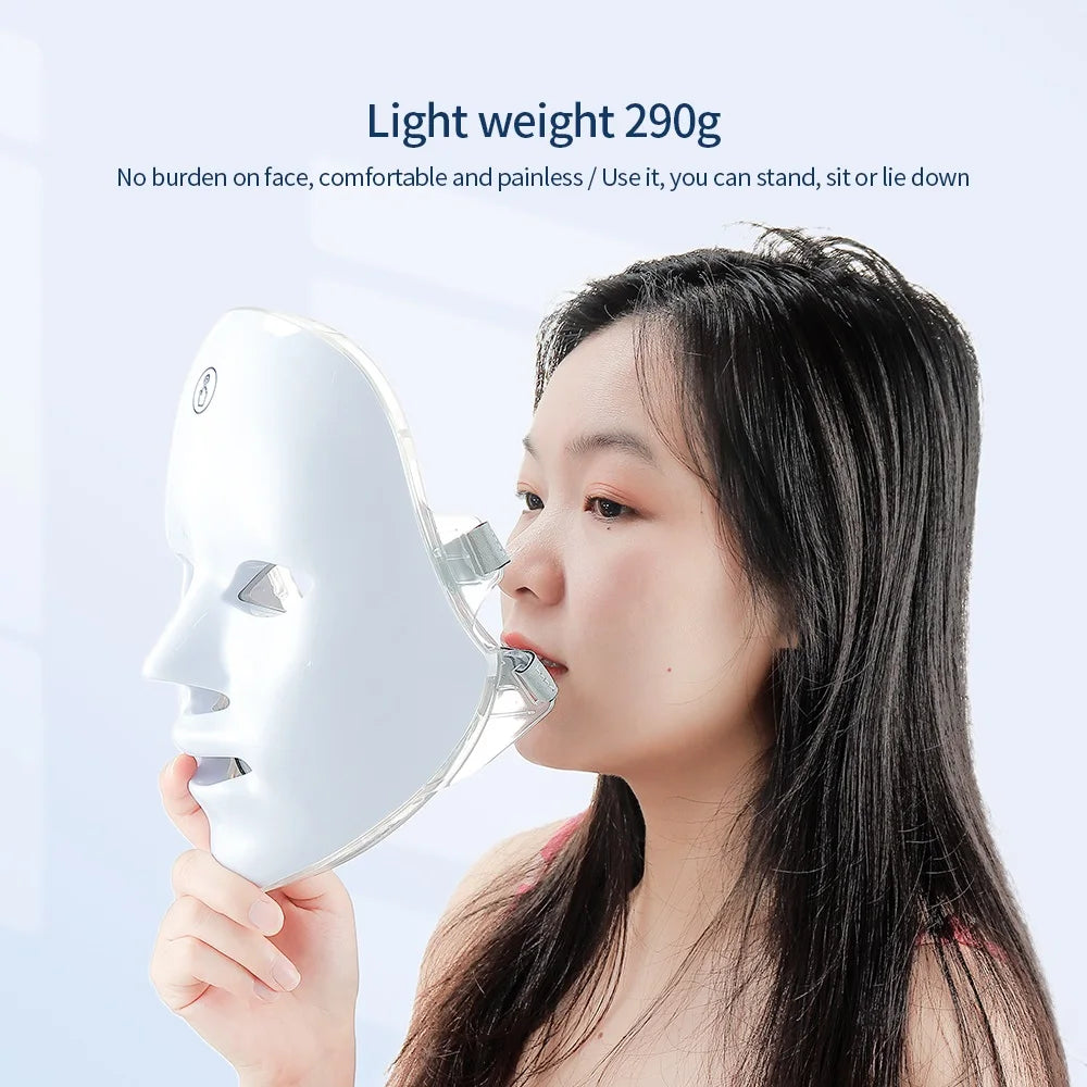 Person holding a white mask with text about weight and comfort on a light blue background